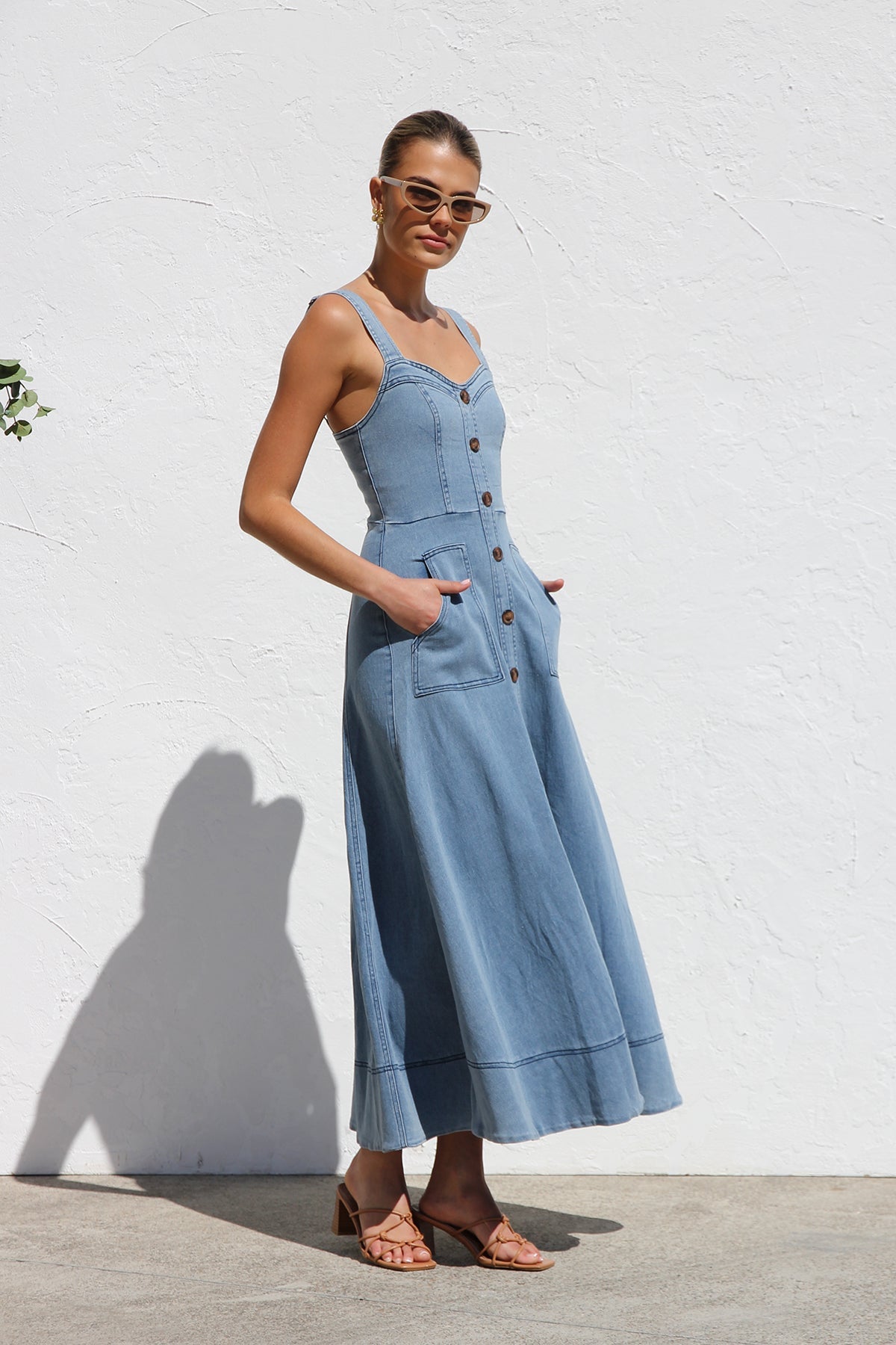 Effortlessly Elegant Dress with a Timeless Design