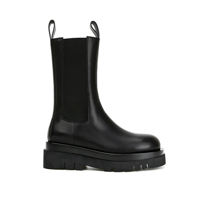 Well Tailored Boots with a Graceful Silhouette