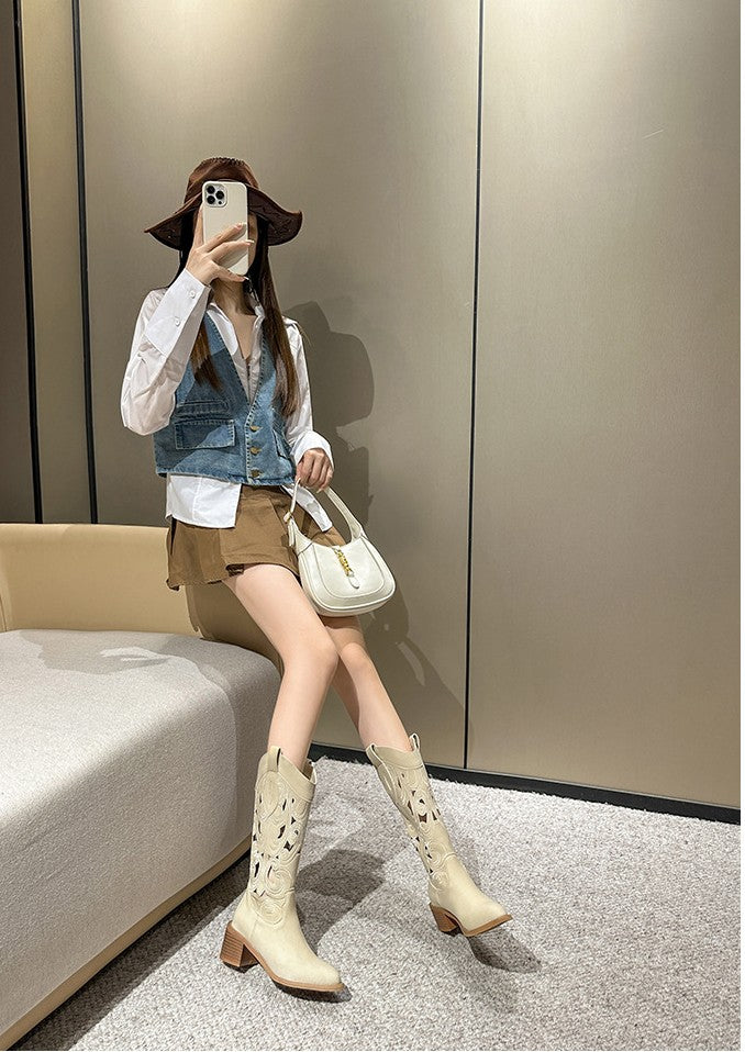 Effortlessly Elegant Boots with a Timeless Design