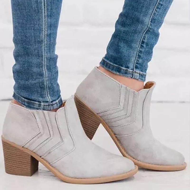 Effortlessly Elegant Boots with a Timeless Design