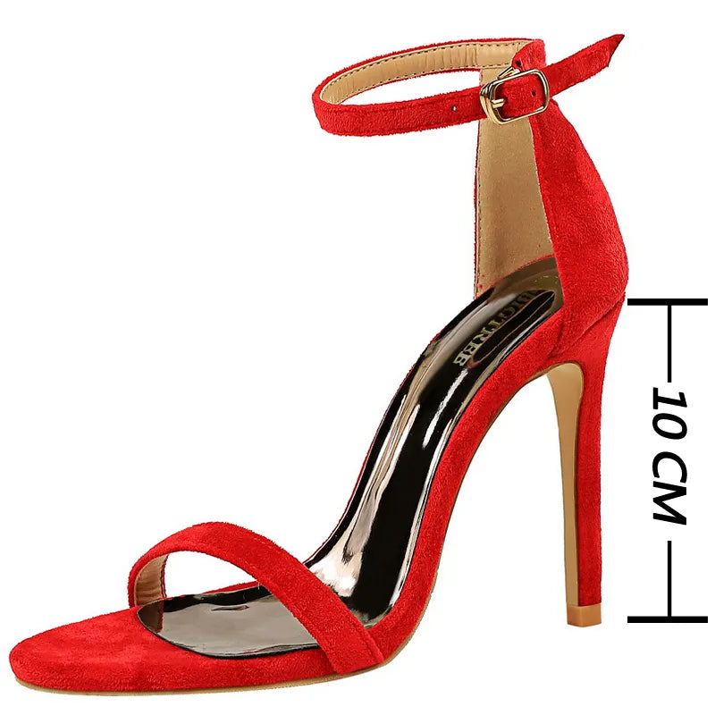 Effortlessly Elegant Heels with a Timeless Design