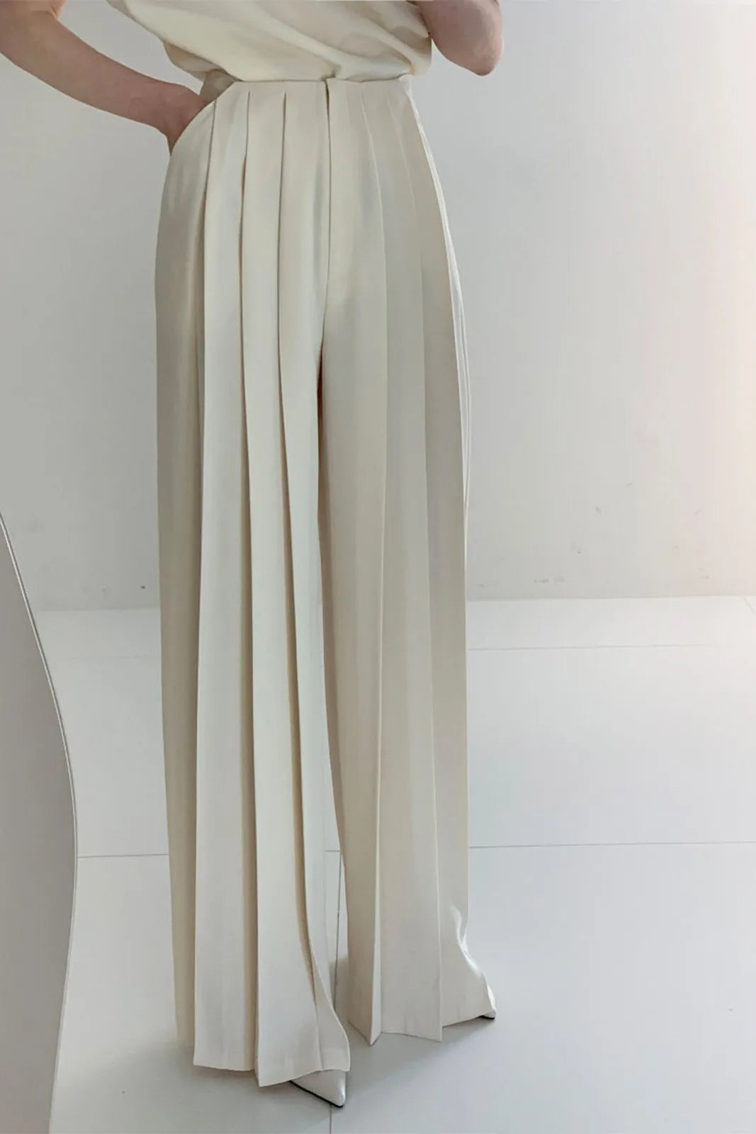 Well Tailored Pants with a Graceful Silhouette
