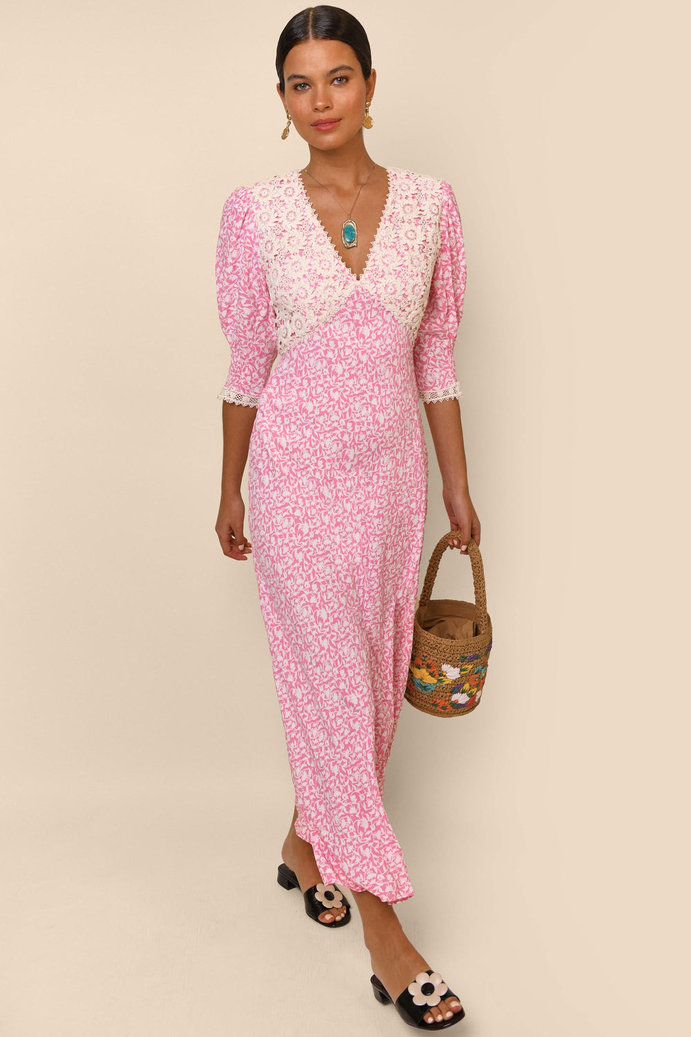 Effortlessly Elegant Dress with a Timeless Design
