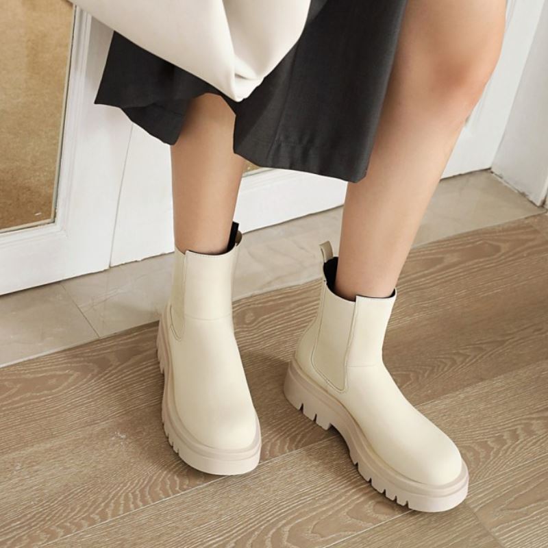 Well Tailored Boots with a Graceful Silhouette