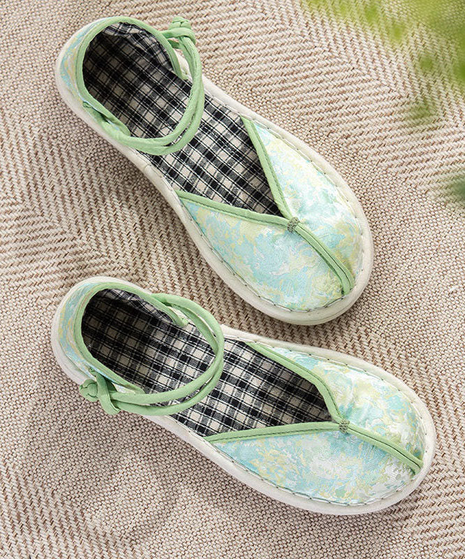 Effortlessly Elegant Shoes with a Timeless Design