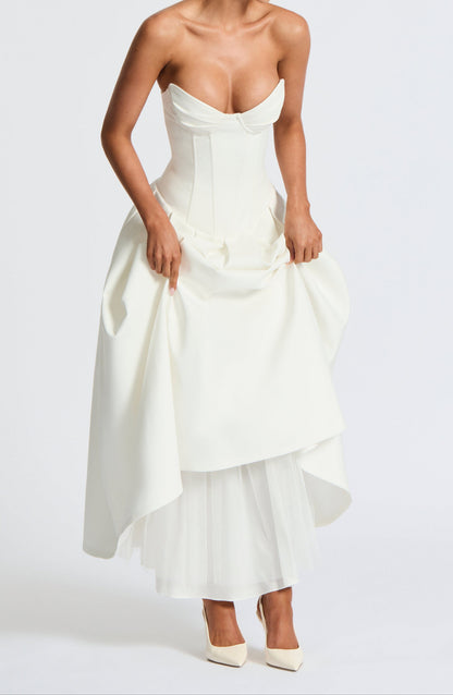 Effortlessly Elegant Dress with a Timeless Design