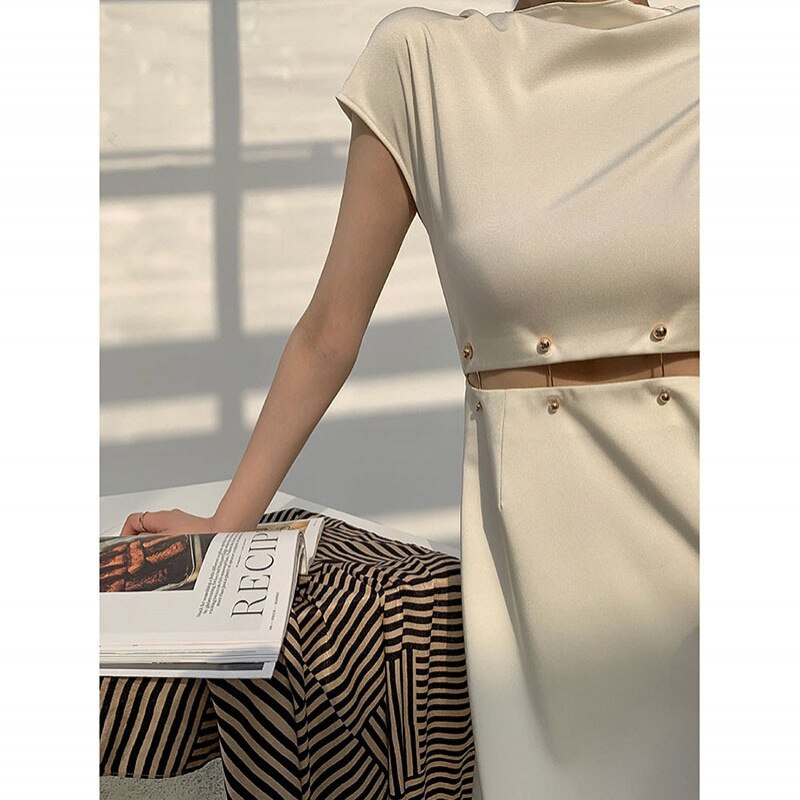Well Tailored Dress with a Graceful Silhouette