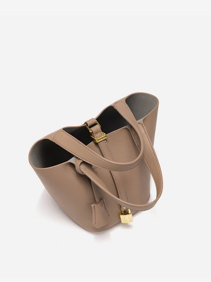 Well Tailored Bag with a Graceful Silhouette