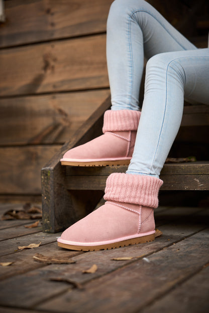 Effortlessly Elegant Boots with a Timeless Design
