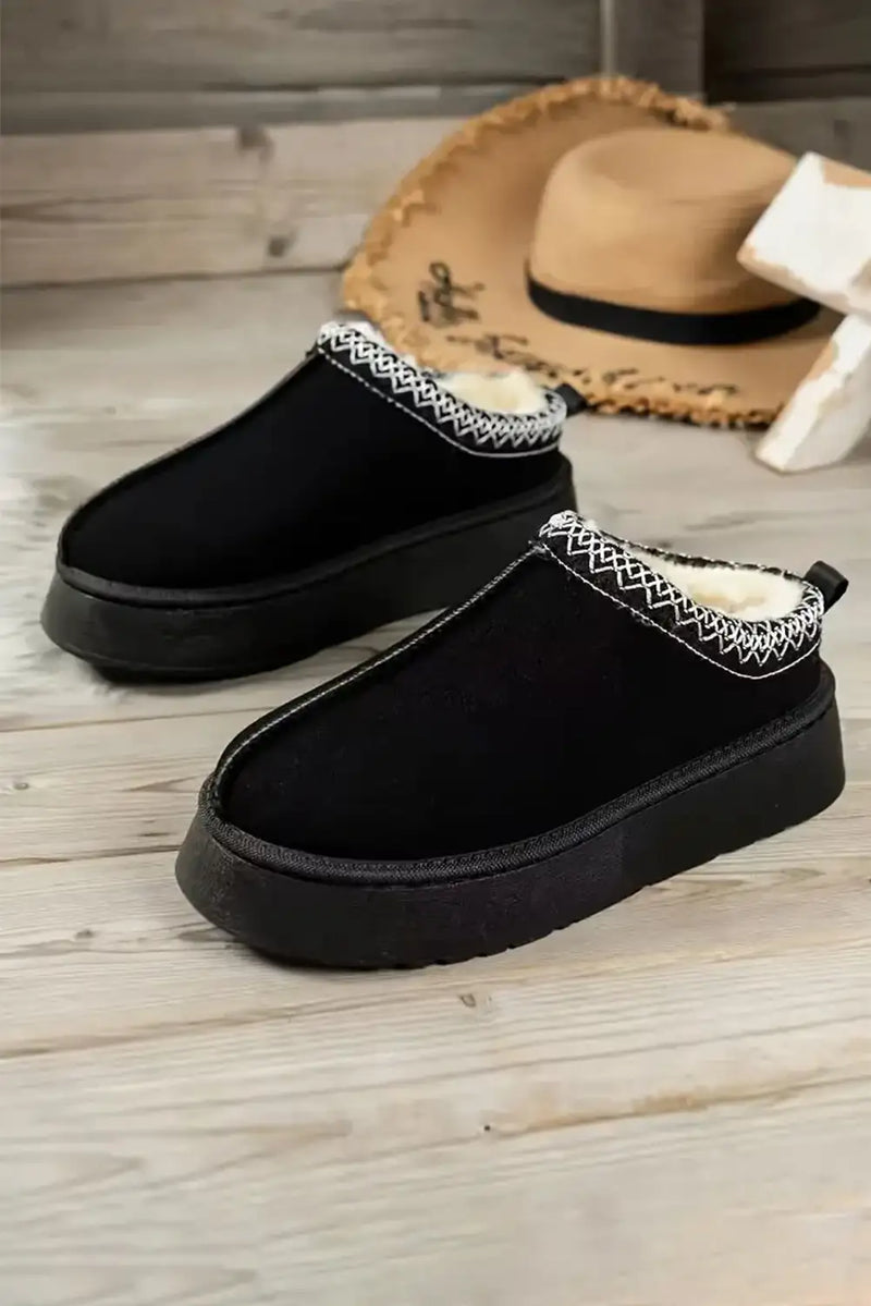 Effortlessly Elegant Boots with a Timeless Design