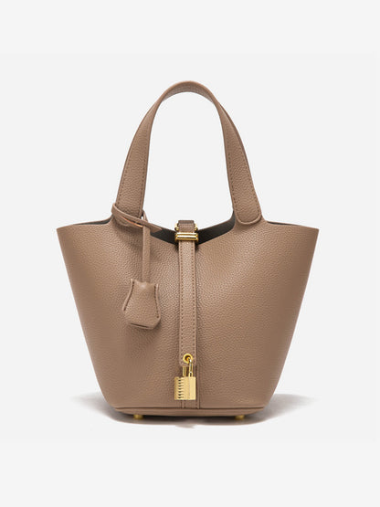 Well Tailored Bag with a Graceful Silhouette