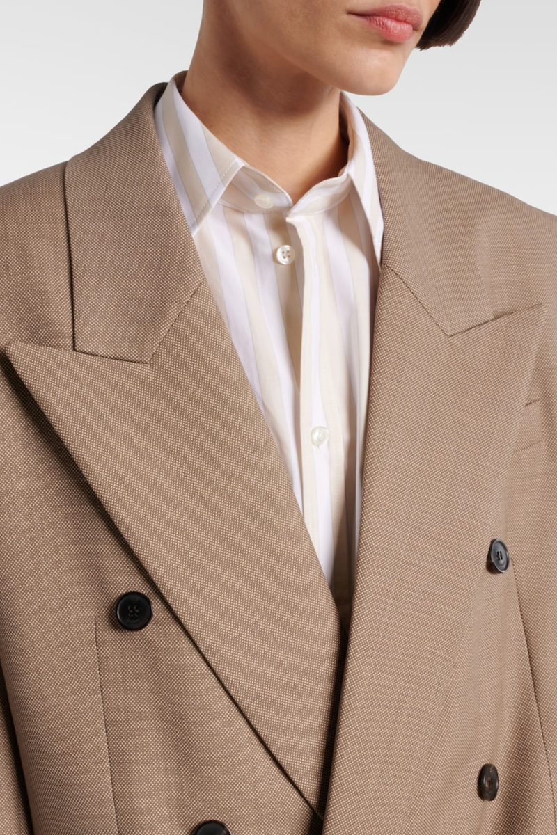 Effortlessly Elegant Garment with a Timeless Design