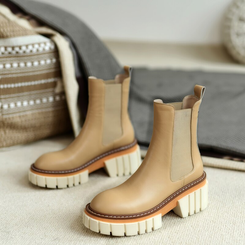 Effortlessly Elegant Boots with a Timeless Design