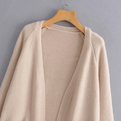 Well Tailored Cardigan with a Graceful Silhouette