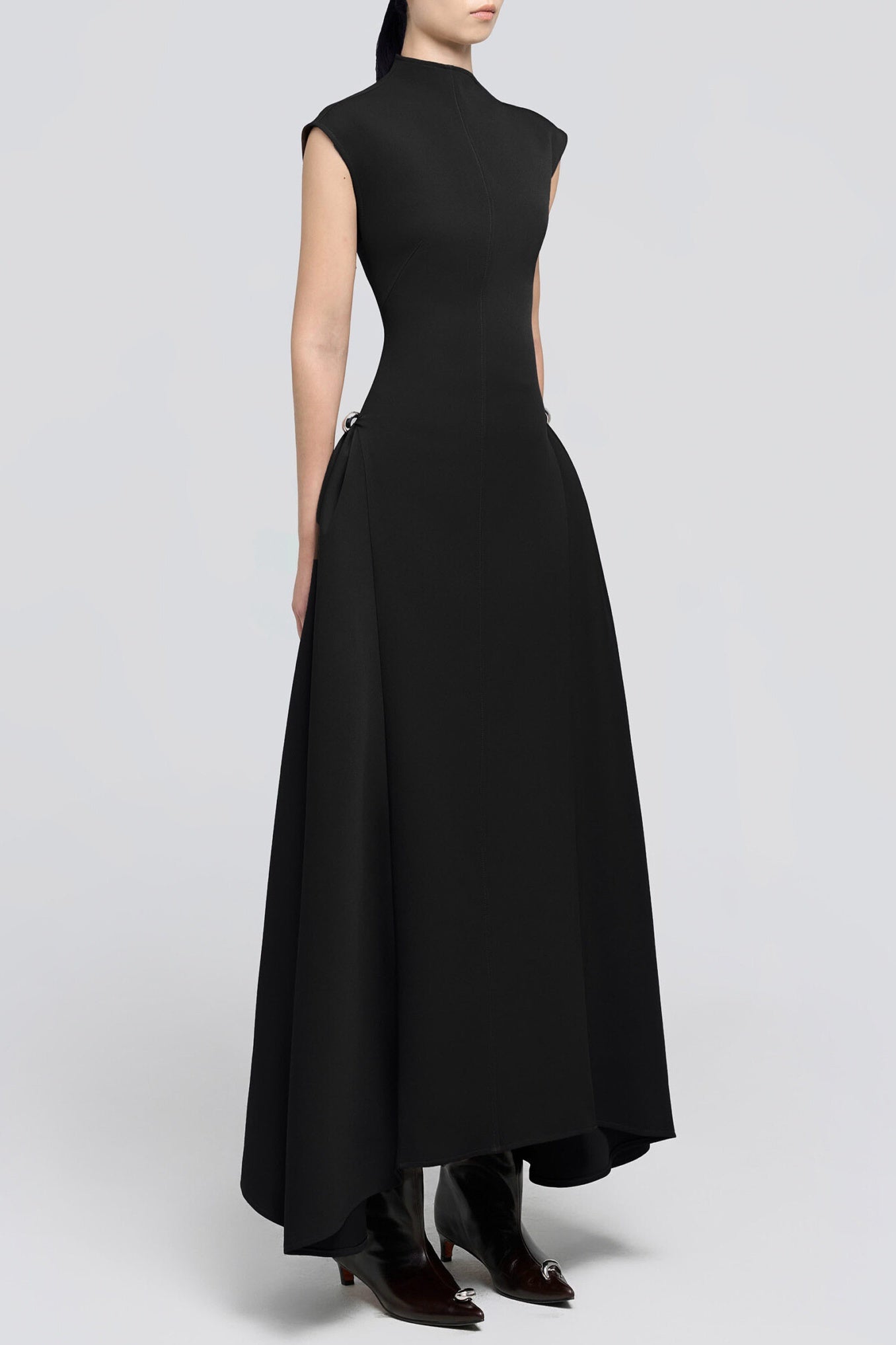 Well Tailored Dress with a Graceful Silhouette