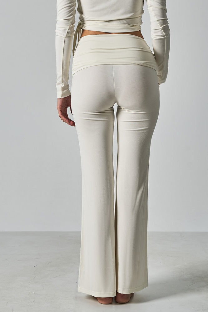 Effortlessly Elegant Pants with a Timeless Design