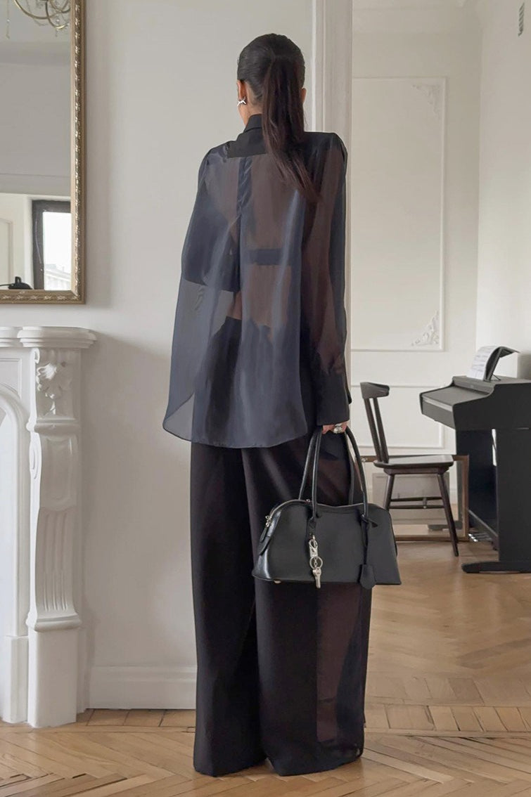 Effortlessly Elegant Pants with a Timeless Design