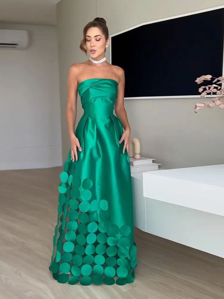 Beautifully Finished Dress in a Timeless Design