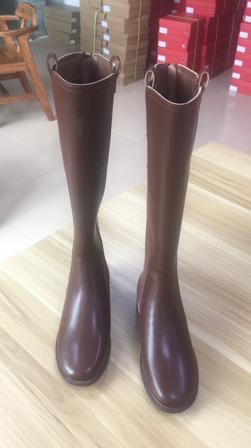 Well Tailored Boots with a Graceful Silhouette