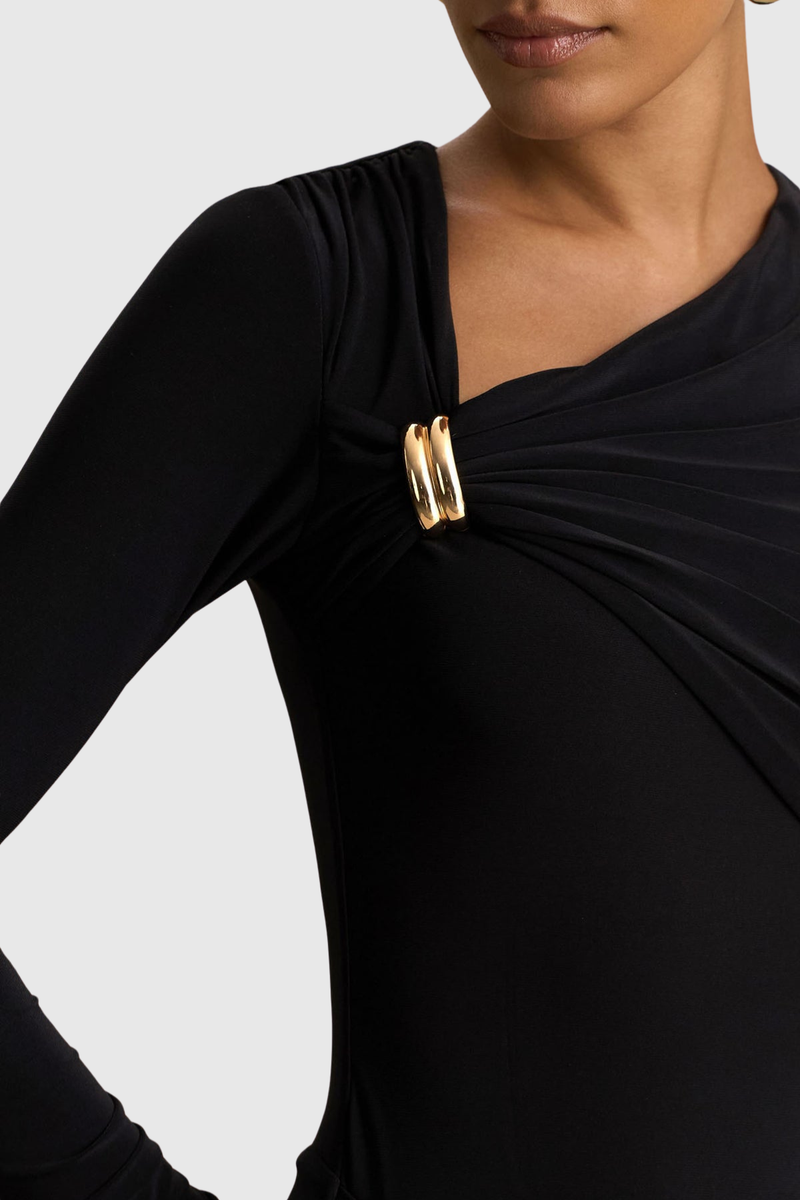 Beautifully Finished Dress in a Timeless Design