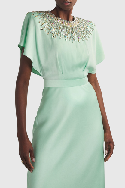 Well Tailored Dress with a Graceful Silhouette