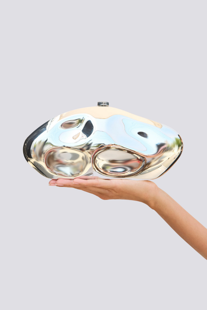 Well Tailored Bag with a Graceful Silhouette