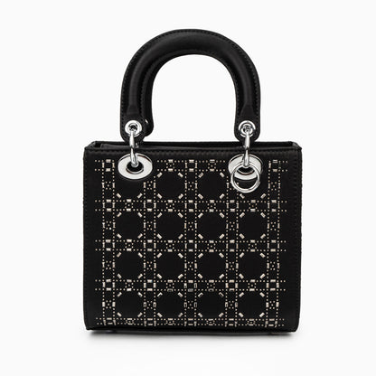 Gracefully Styled Bag for Any Occasion