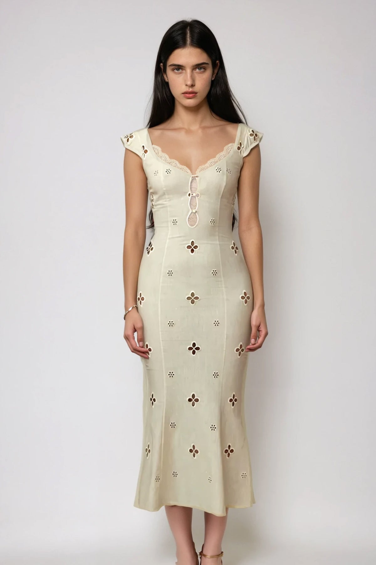 Effortlessly Elegant Dress with a Timeless Design