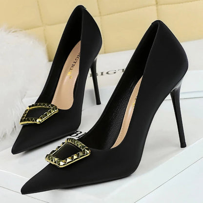 Effortlessly Elegant Shoes with a Timeless Design