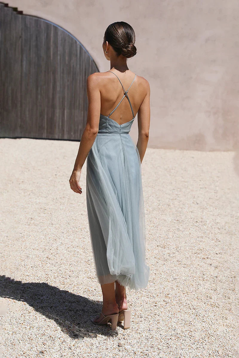 Beautifully Finished Dress in a Timeless Design