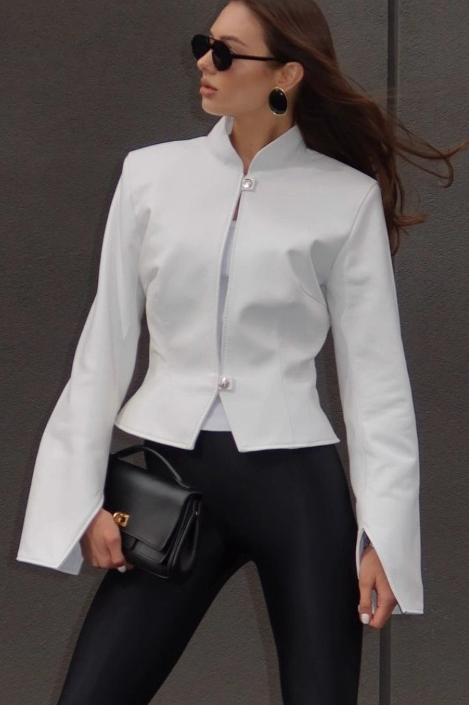 Effortlessly Elegant Jacket with a Timeless Design