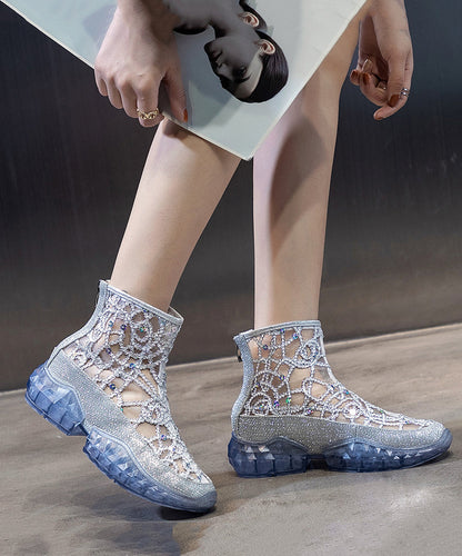 Effortlessly Elegant Boots with a Timeless Design