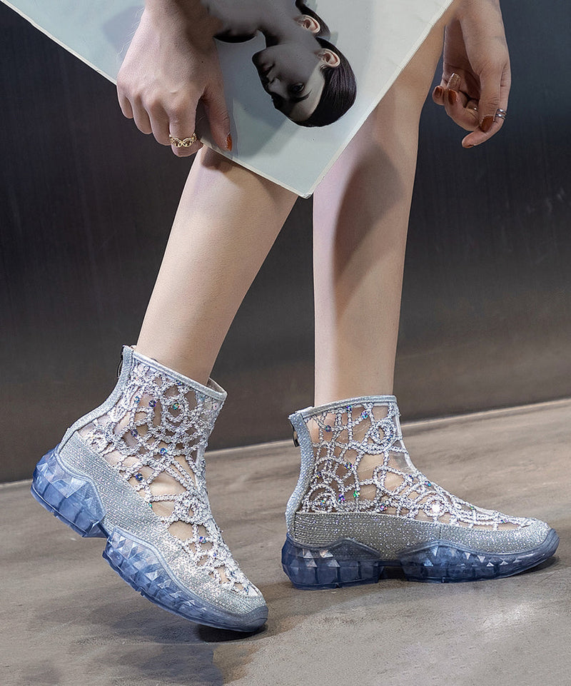 Effortlessly Elegant Boots with a Timeless Design