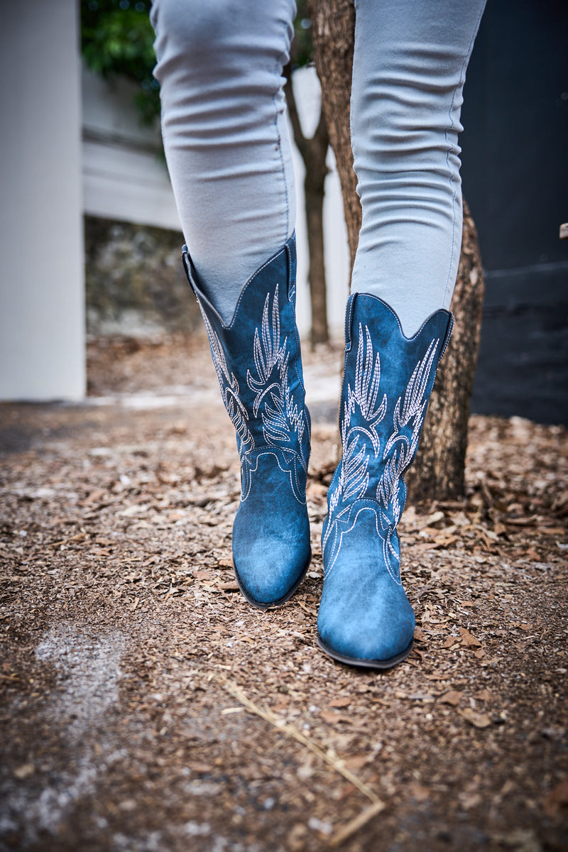Effortlessly Elegant Boots with a Timeless Design