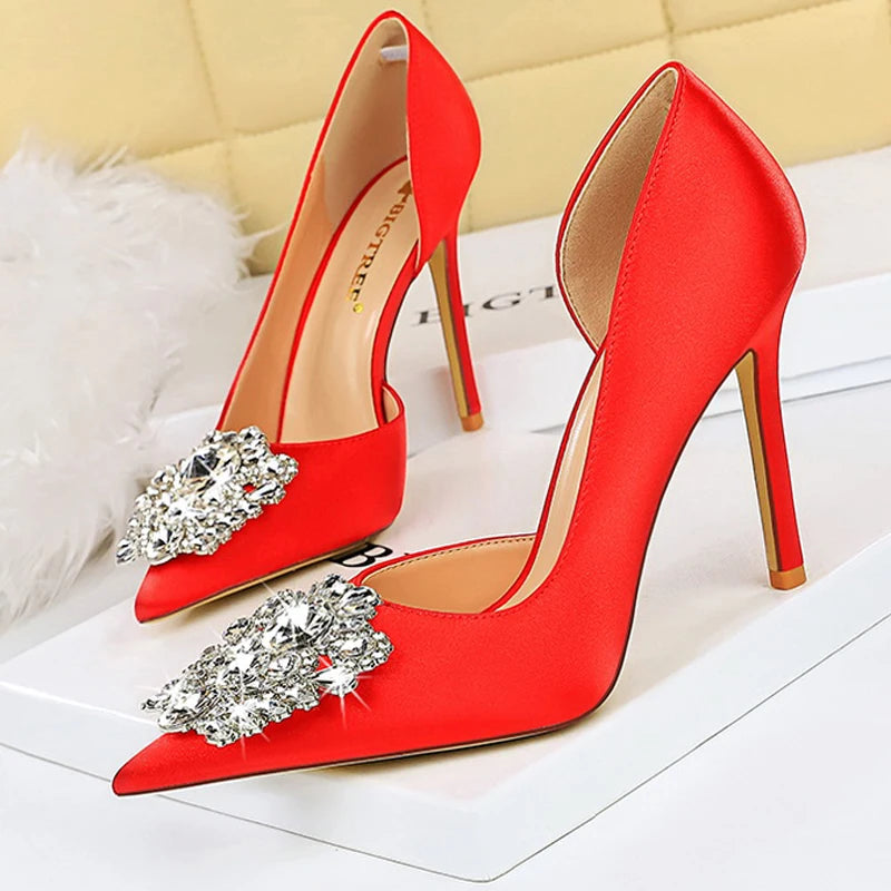 Effortlessly Elegant Heels with a Timeless Design