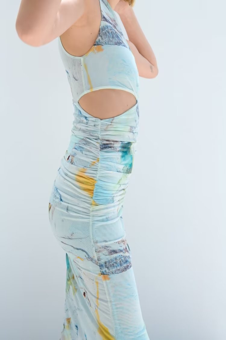 Beautifully Finished Dress in a Timeless Design