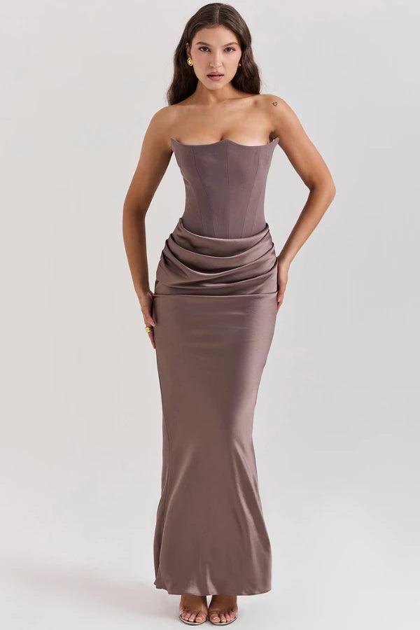 Beautifully Finished Dress in a Timeless Design