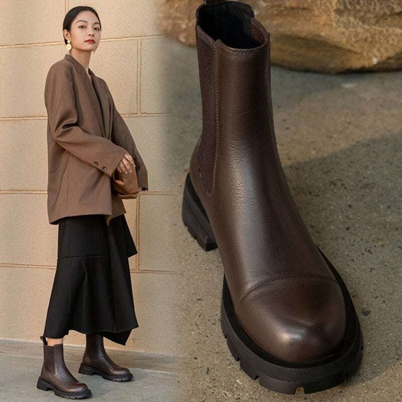 Effortlessly Elegant Boots with a Timeless Design