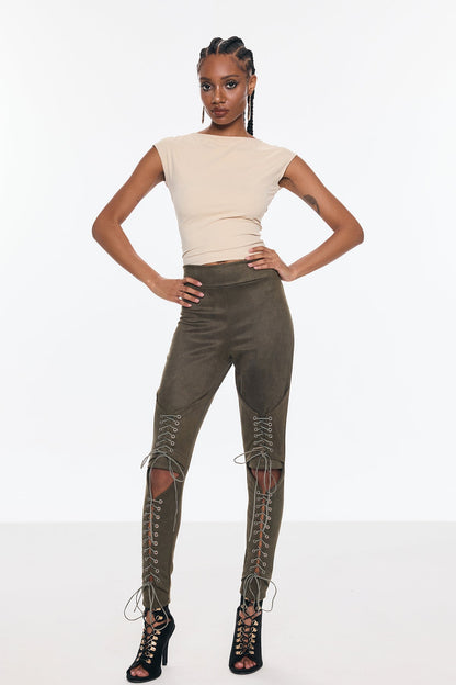 Effortlessly Elegant Pants with a Timeless Design