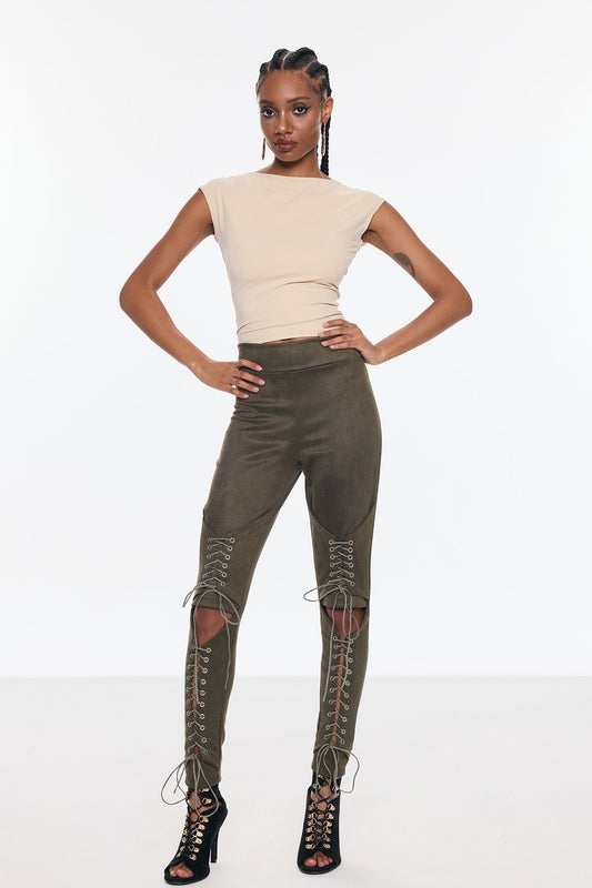 Effortlessly Elegant Pants with a Timeless Design