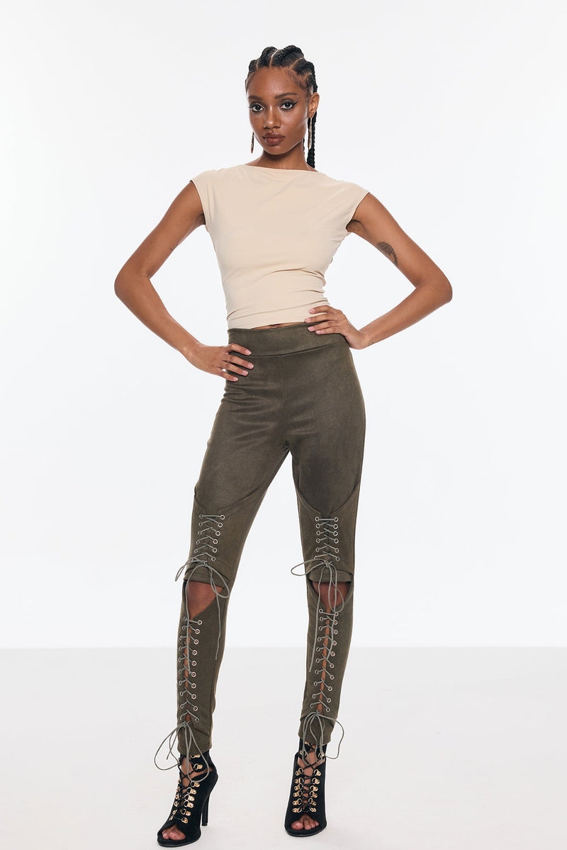 Effortlessly Elegant Pants with a Timeless Design