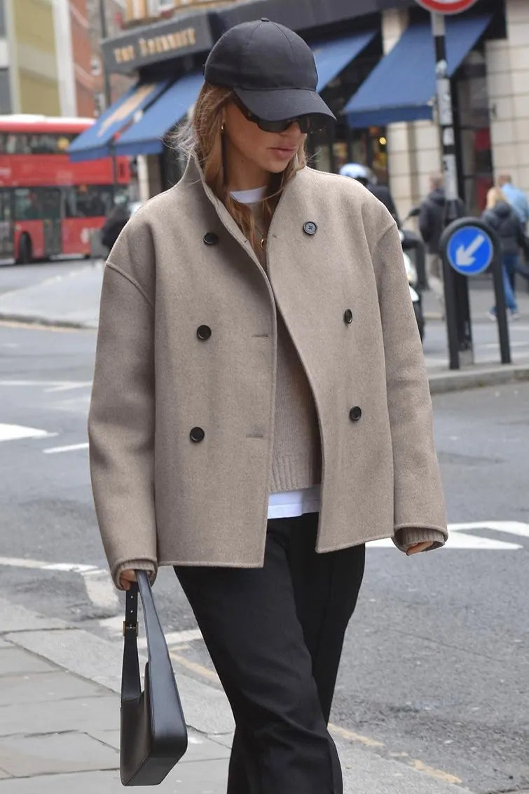 Effortlessly Elegant Jacket with a Timeless Design
