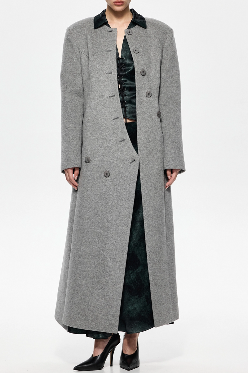 Well Tailored Coat with a Graceful Silhouette