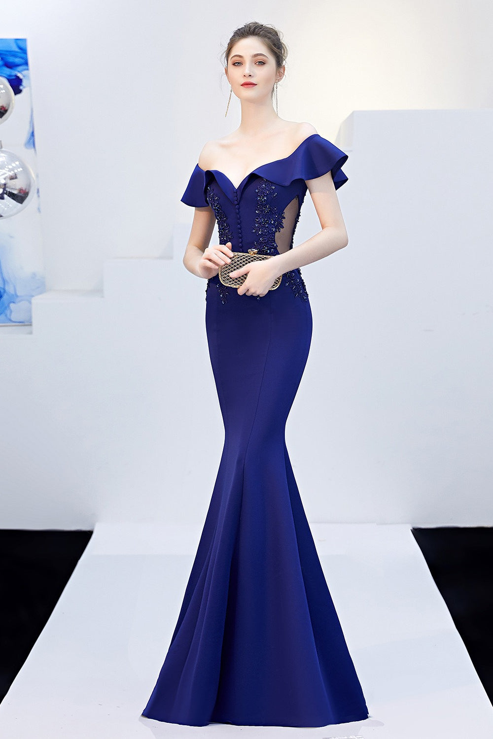 Well Tailored Dress with a Graceful Silhouette