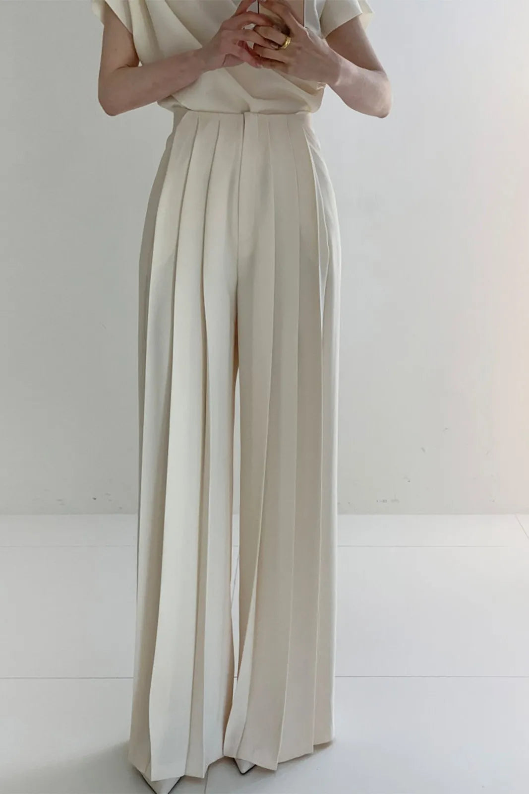 Well Tailored Pants with a Graceful Silhouette