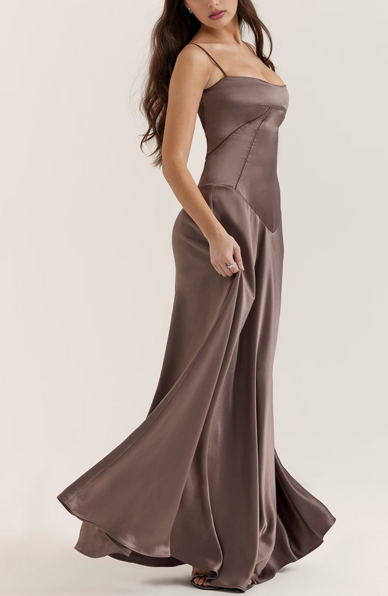 Beautifully Finished Dress in a Timeless Design