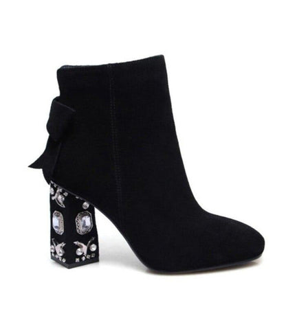 Effortlessly Elegant Heels with a Timeless Design
