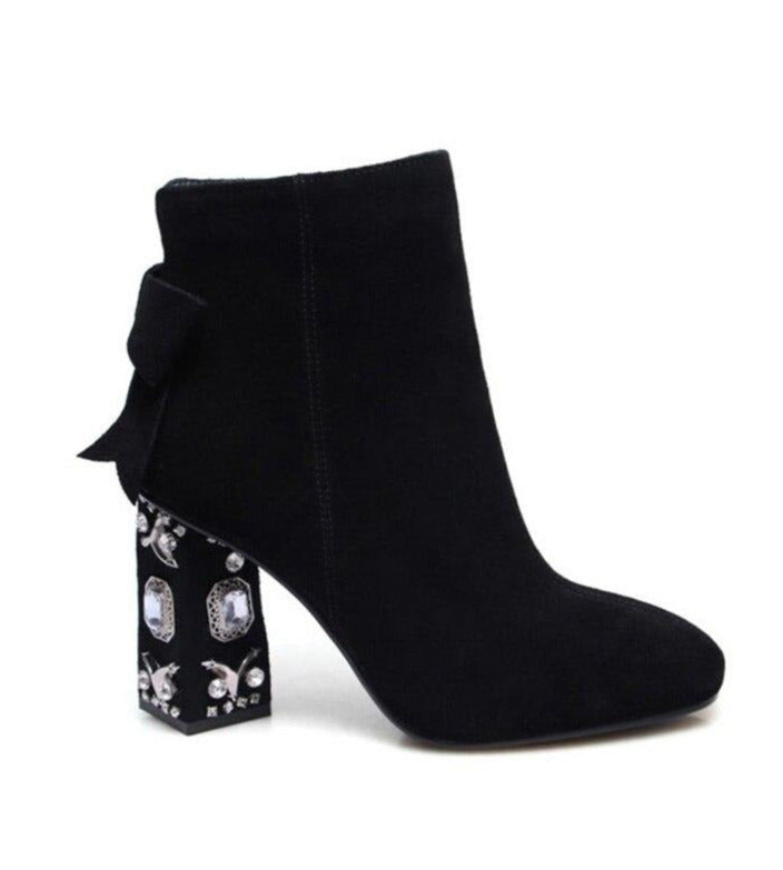 Effortlessly Elegant Heels with a Timeless Design
