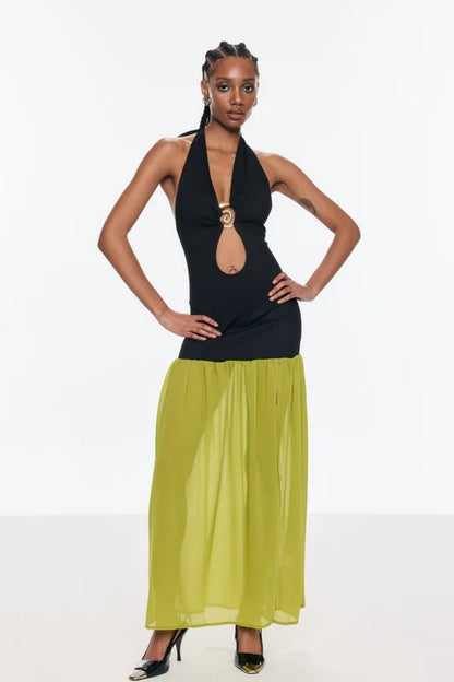 Beautifully Finished Dress in a Timeless Design