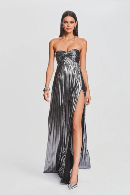 Effortlessly Elegant Garment with a Timeless Design